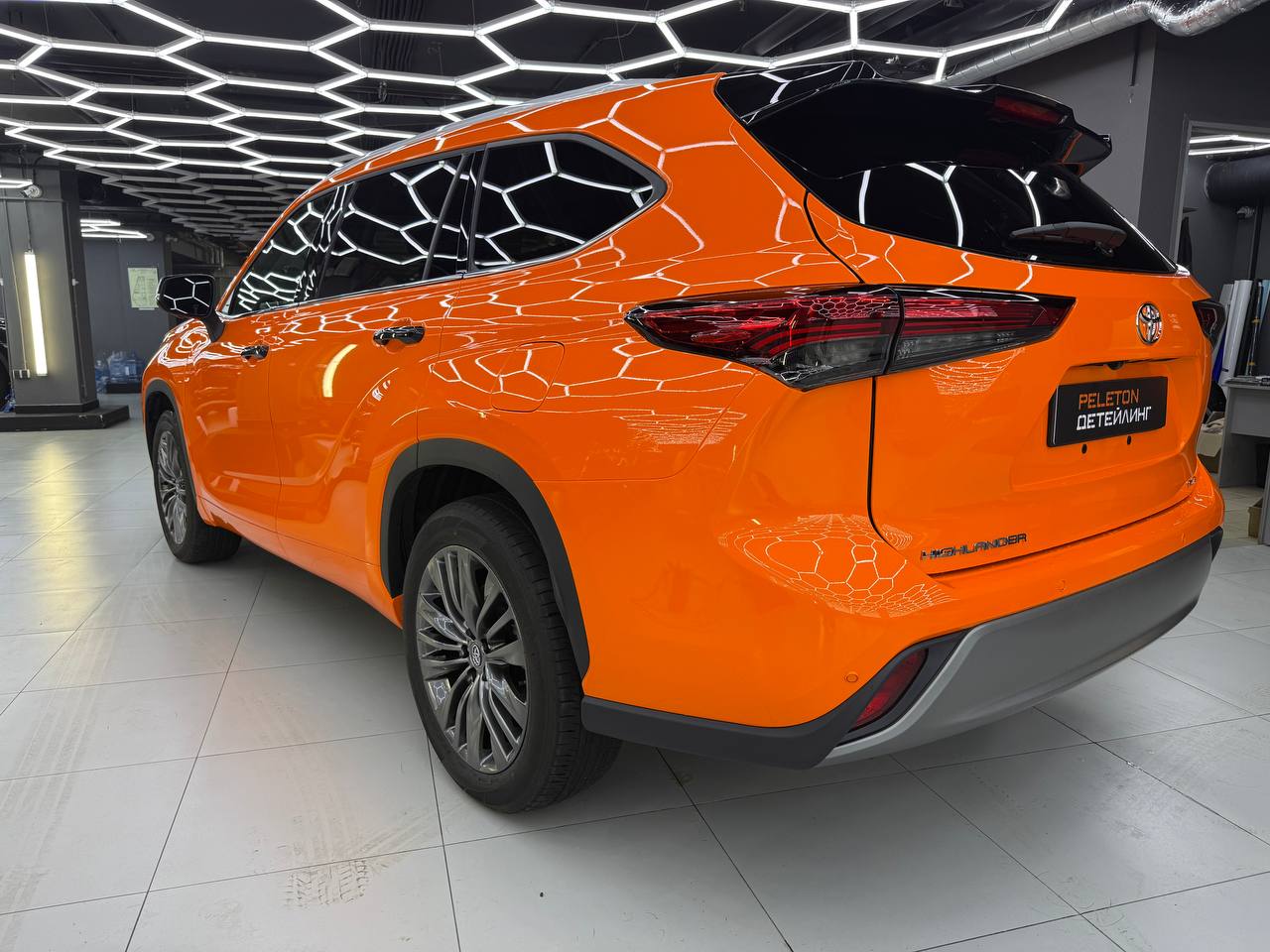 Оклейка Toyota Highlander в McLaren Orange: из черного - в яркий и бескомпромиссный